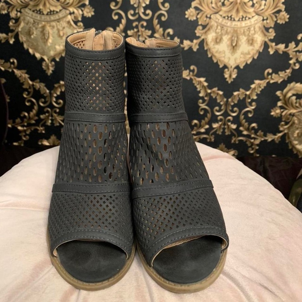 🦇 Gray Heel Booties 🦇